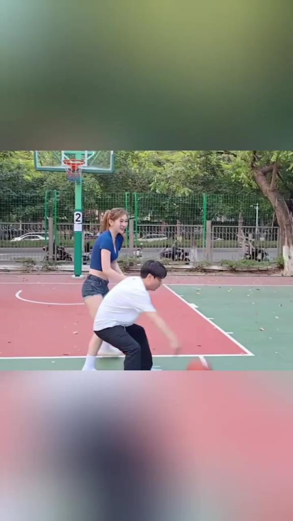 集夢會長背打一米8的女生，這是真打球啊！