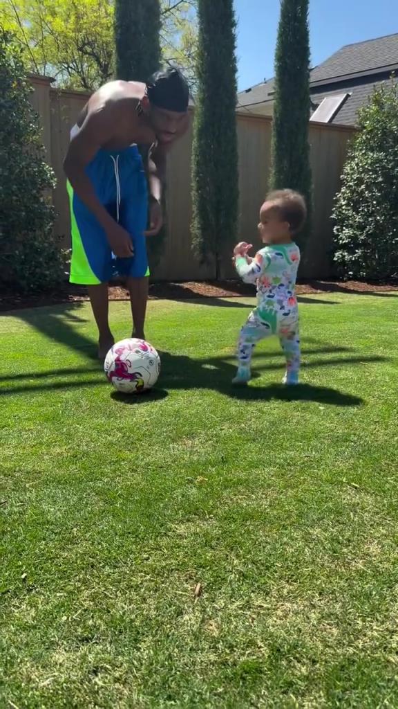 足球要從娃娃抓起！SGA帶娃踢足球，小孩摔倒時鼓掌“嘲笑”！